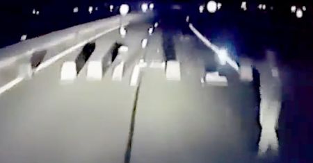 Dramatyczna "droga przez piekło" w Calais. Imigranci zaatakowali ciężarówkę