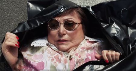 "Idź i nie grzesz, Halina!" - grzmi Piotr Fronczewski w spocie promującym bezpieczeństwo. Zbyt wielu seniorów ginie na drogach