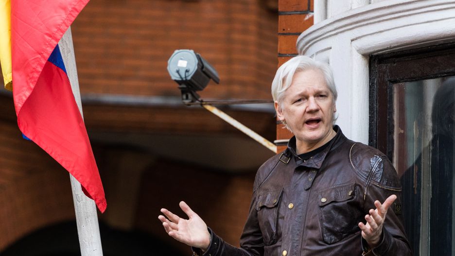 Julian Assange rozmawia z dziennikarzami z balkonu ambasady Ekwadoru w Londynie