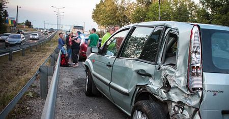 Trzy samochody zderzyły się z ukraińskim autobusem. Są ranni