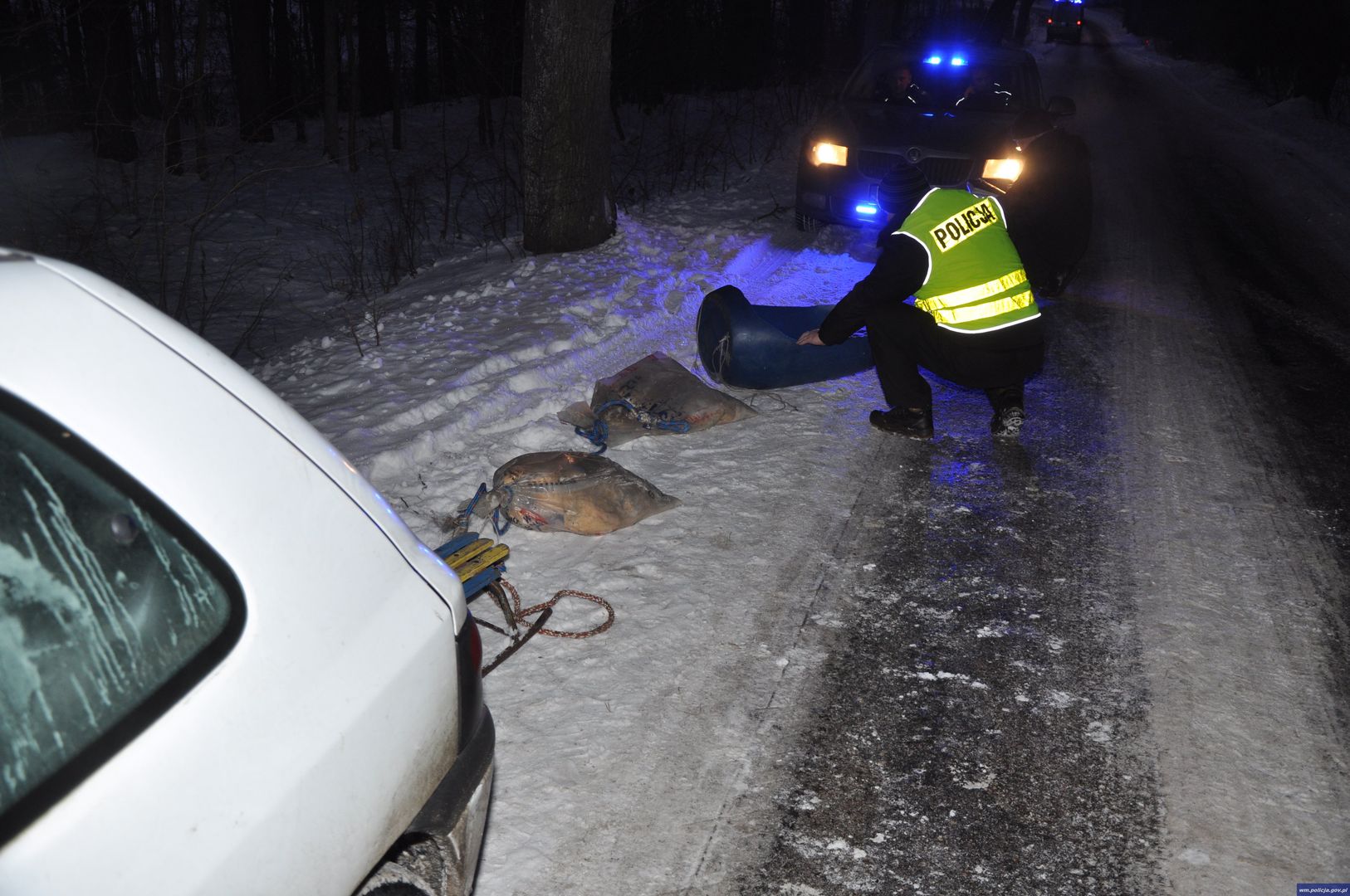 Auto, beczka i pocięta wata