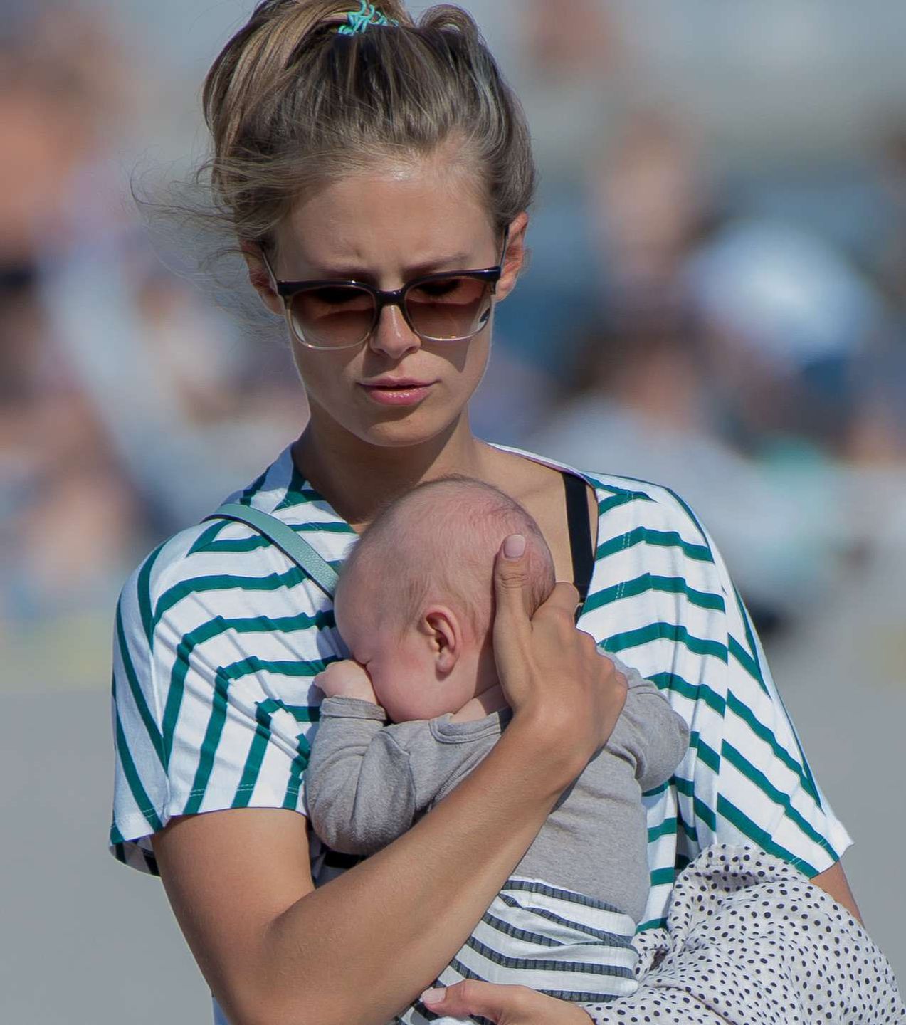 Julia Pietrucha z córką nad morzem