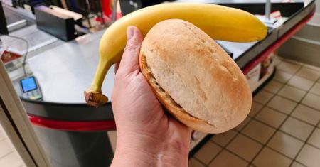 Trik z bananem i bułką to zmora pracowników supermarketów. Utrudnia im pracę
