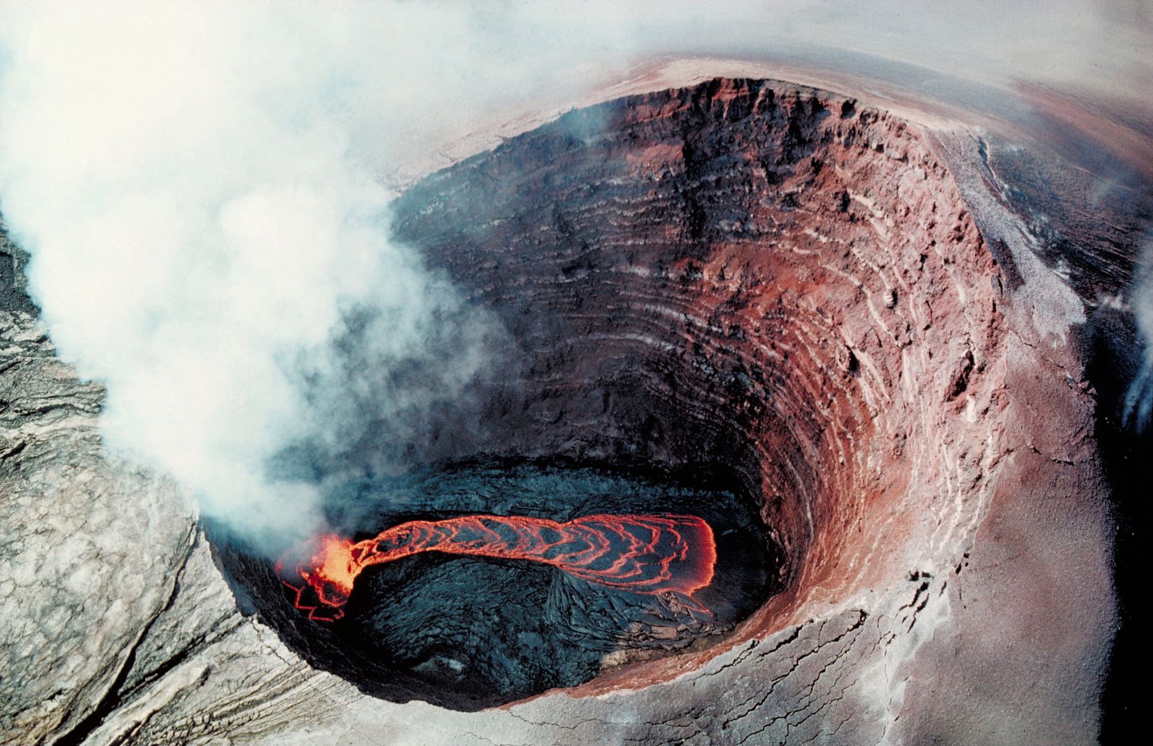 Jezioro lawowe w stożku wulkanicznym Puʻu ʻŌʻō wulkanu Kīlauea na Hawajach 