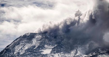 Kłęby dymu nad wulkanem. Erupcja w każdej chwili