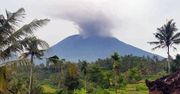 W azjatyckim kurorcie wybuchł wulkan. Z wyspy uciekły już dziesiątki tysięcy ludzi