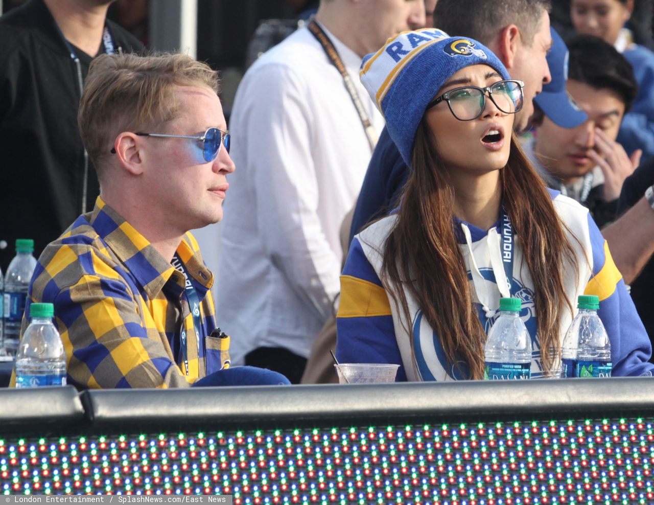 Macaulay Culkin z dziewczyną na meczu. To aktorka Brenda Song