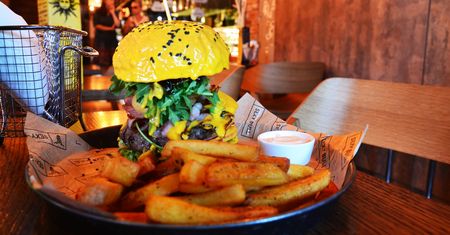 Burgery na zmysłowo. Jedzenie ich w Sexy Bull to szampańska zabawa