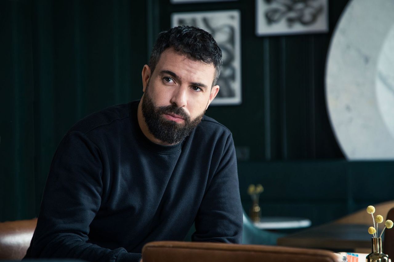 Tom Cullen nową gwiazdą HBO. Równie dobrze gra walecznego rycerza, co zakochanego geja