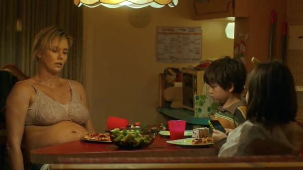 "Tully" to komedia z Charlize Theron w roli matki trójki dzieci