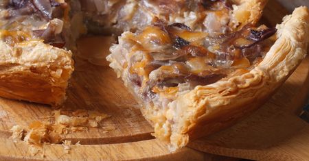 Tarta z cebulowym farszem. Prosty sposób na obiad