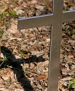 Grzebią bez trumien w lesie zamiast na cmentarzu