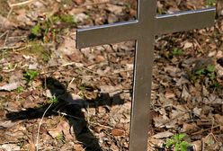 Grzebią bez trumien w lesie zamiast na cmentarzu