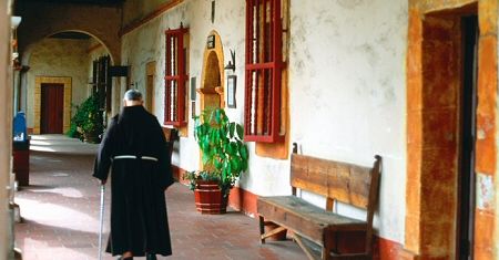 Panowie po pięćdziesiątce garną się do zakonów