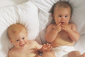 NFZ nie chce płacić za porody bliźniaków