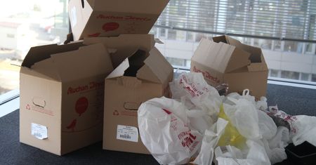 Zakupy w sieci, folia w realu. Ile śmieci produkujemy, robiąc zakupy online [TEST]