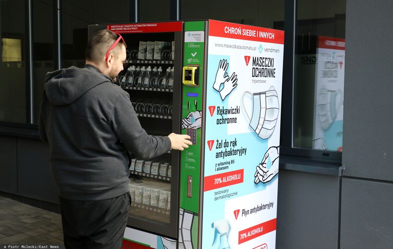 W kilku miejscach w Polsce stanęły tzw. maseczkomaty, czyli automaty z maseczkami
