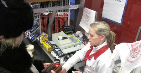 "Dlaczego ludzie wciąż płacą gotówką za codzienne zakupy?". Internauta zirytowany kolejkami w sklepach