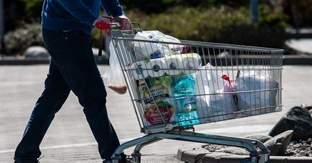 Polacy przed świętami głównie ruszą do dyskontów. Ale zakupy mocno ograniczą. Liczyć się będą promocje