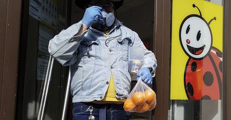 Zakupy w rękawiczkach. Rząd zmienia zdanie - najpierw odradza, później nakazuje