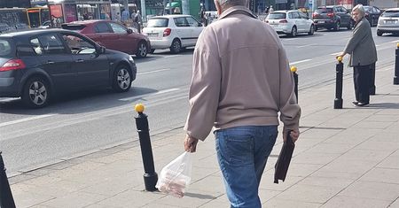 Opłata recyklingowa. Koniec z darmowymi torbami, ostatnie sieciówki wdrażają zmiany