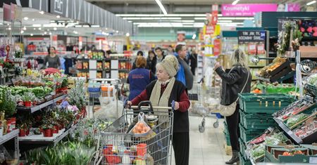 Sklepy reagują na zakaz handlu. Ma być dłużej, taniej i bez kolejek
