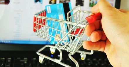 E-handel rośnie w siłę. Polacy coraz chętniej kupują za granicą przez internet