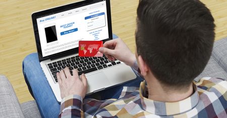 Zagraniczne zakupy w sieci popularniejsze, ale sprzedawcy nieufni