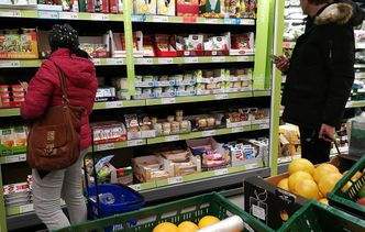 Koronawirus podniesie ceny. W sklepach będzie też mniej promocji