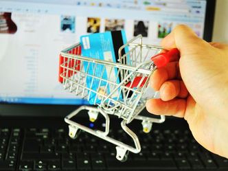 E-handel rośnie w siłę. Polacy coraz chętniej kupują za granicą przez internet
