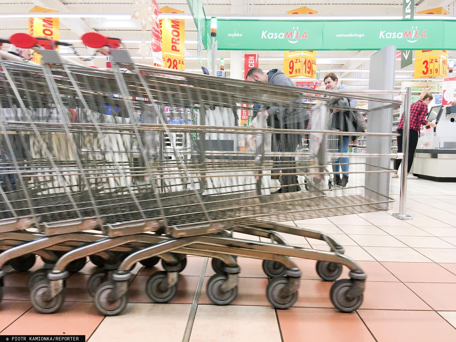 Są powody do niepokoju, coraz rzadziej chodzimy do sklepów. Kluczowe będą kolejne miesiące