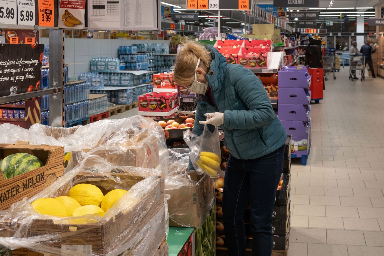 Sklepy w Wielką Sobotę otwarte będą krócej, "godziny seniora" obowiązują