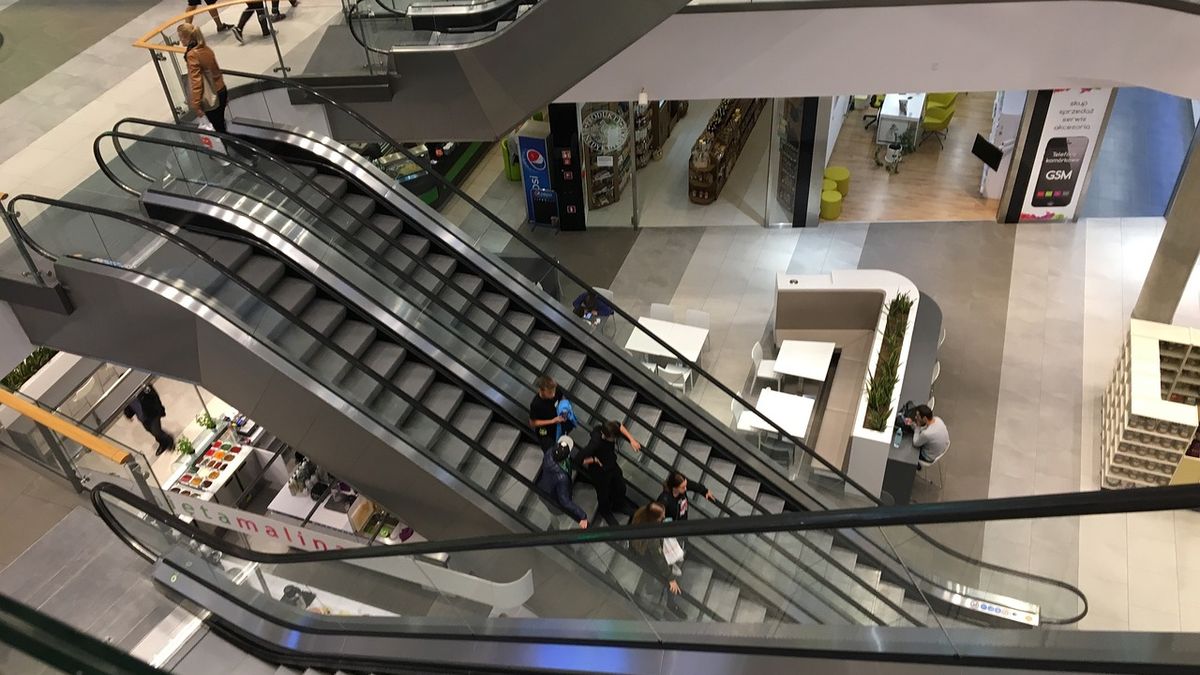 Pandemia koronawirusa zamyka sklepy, handlowcy liczą już straty.