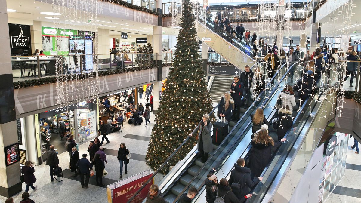 Polacy ciągle kupują na potęgę.