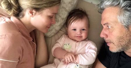 Córeczka Joanny Krupy zapuściła włoski. Asha ma już pierwsza fryzurę. Urocza!