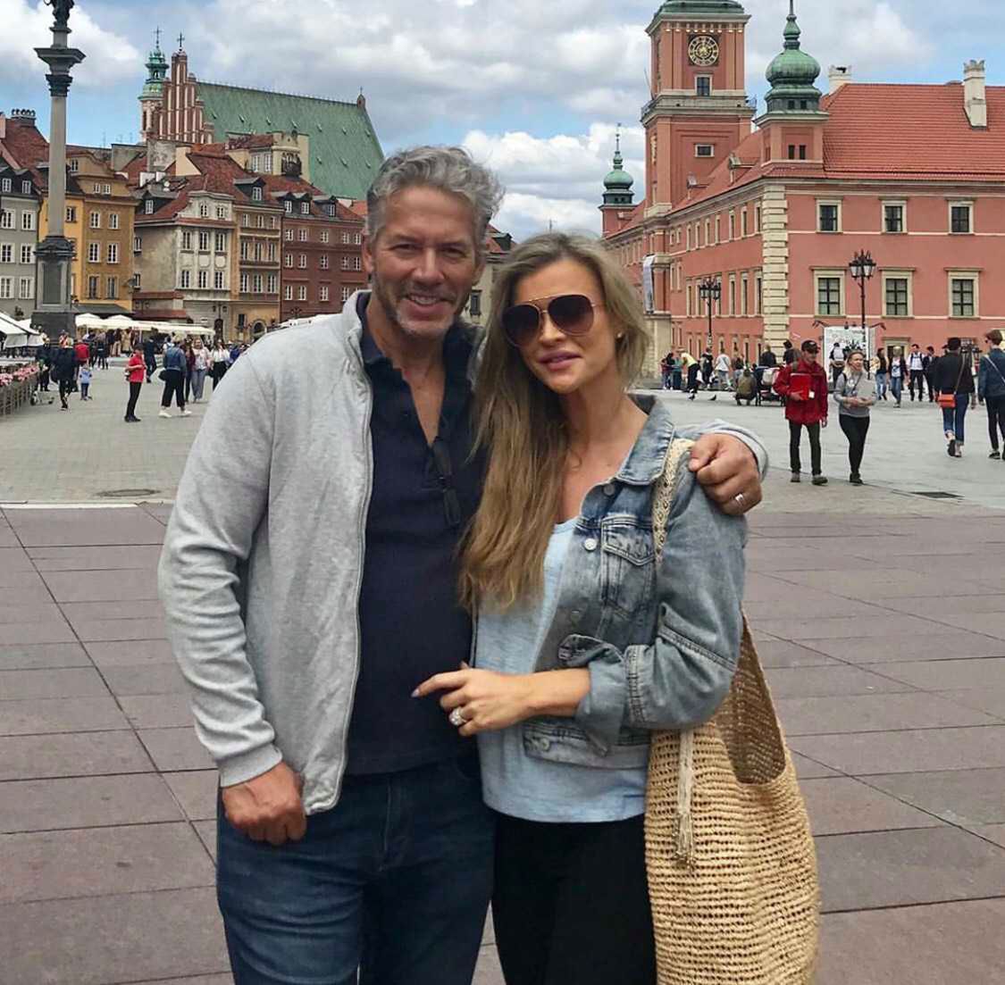 Joanna Krupa pokazała brzuszek na warszawskiej starówce