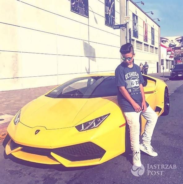 Allan Krupa pozuje z Lamborghini