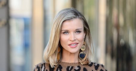 Joanna Krupa w swetrze w panterkę i błyszczącej spódnicy. Stylizacja na piątkę!