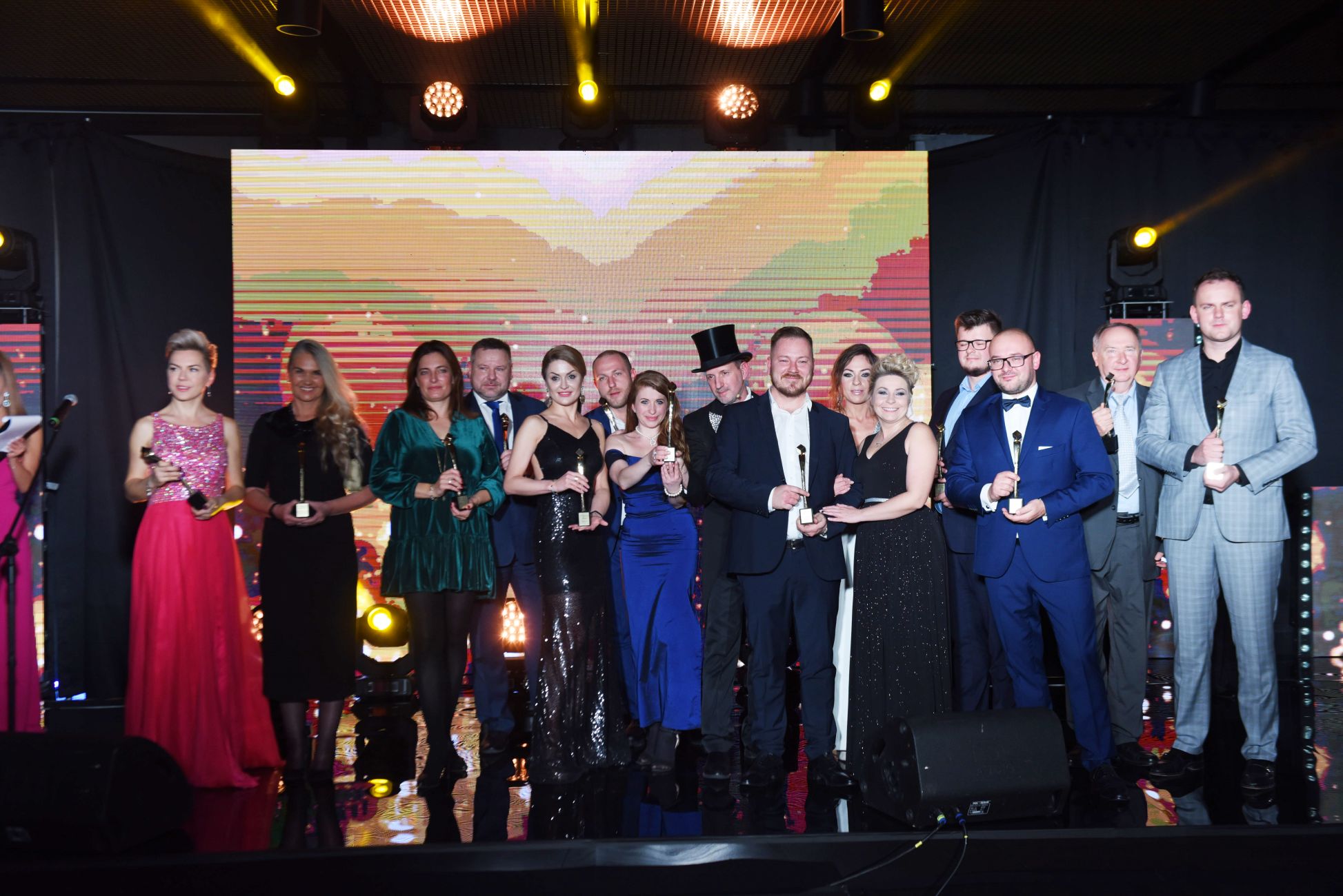 Od lewej: Laureaci statuetki „Luksusowa Marka Roku 2019”: Browar Kościerzyna, Lingwistyczna Szkoła Wyższa, Gospodarstwo Szkółkarskie Łazuccy, AMC Aviation, Klinika Beauty Kingdom, Novak Designers, Magik Markus i Arashi, iON Hair Design, Marta Kozłowska Projektantka Mody, Centrum Rehabilitacji Kompleksowej, EM Consulting Damian Bielaszewski, Brodman, I-Car  