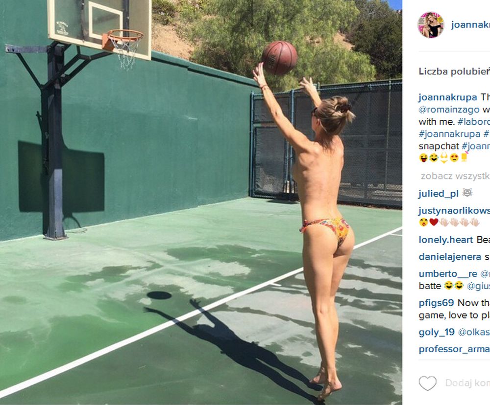 Joanna Krupa w samych majtkach gra w koszykówkę