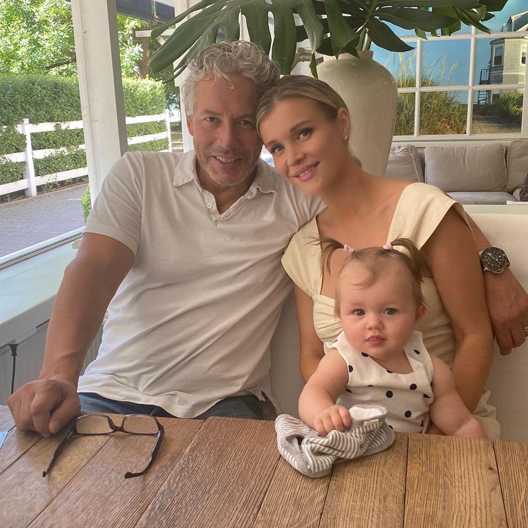 Joanna Krupa z mężem i córką w restauracji