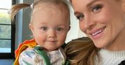 Joanna Krupa z córeczką na motorze. Nie wiadomo na co patrzeć: na Ashę w kasku czy jej cudne podwórko