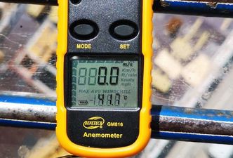 Operatorzy dźwigów gotują się w swoich kabinach. Firmy chcą, by sami sobie montowali klimatyzacje