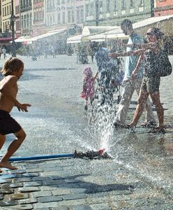 Skrócone lekcje, kurtyny wodne, beczkowozy z kranówką. Miasta walczą z upałami