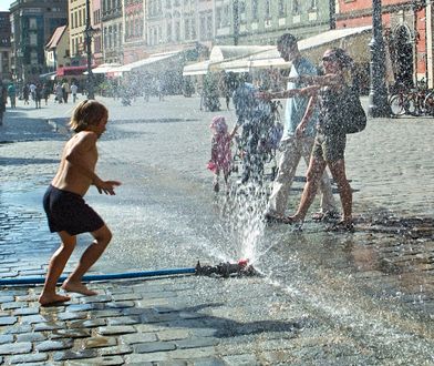 Skrócone lekcje, kurtyny wodne, beczkowozy z kranówką. Miasta walczą z upałami