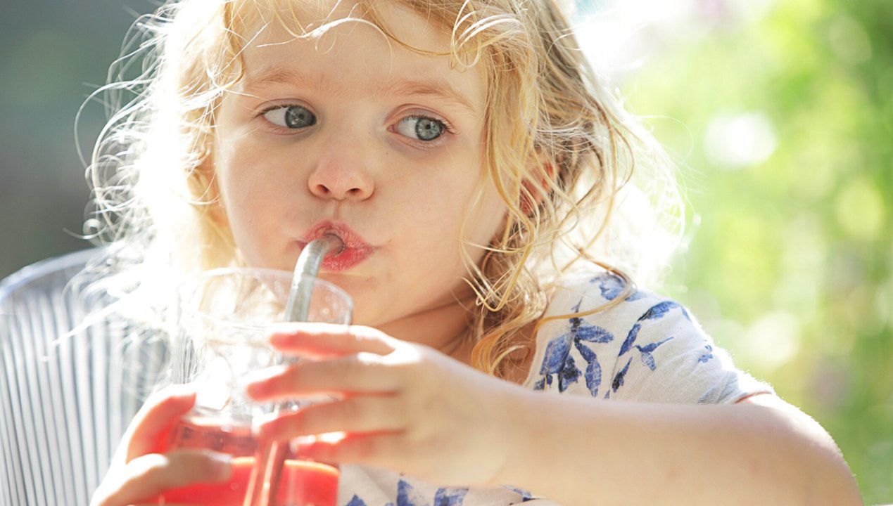 Podczas upałów dbaj o dobre nawodnienie dziecka. 1 szklanka ugasi pragnienie i nawodni