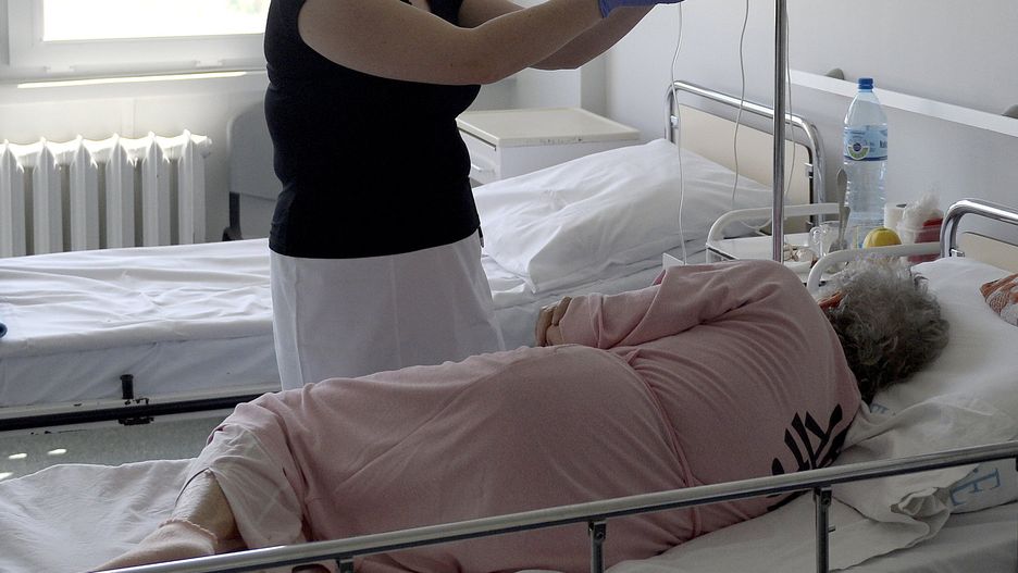 W upalne dni w niektórych salach szpitalnych temperatura przekraczała 25 st. C