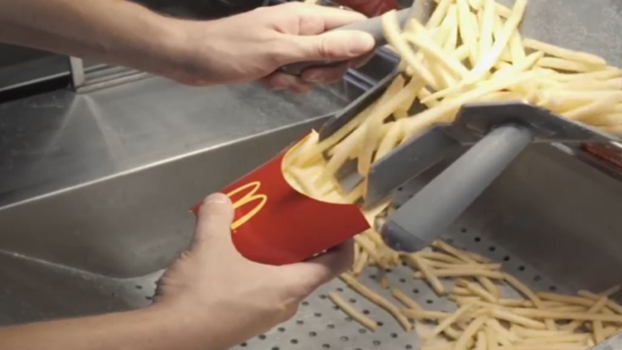 McDonald`s pokazuje jak prawidłowo jeść frytki. Ich opakowanie ma ukrytą funkcję
