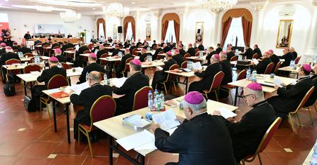 Biskupi zdecydowali o modlitwie wynagradzającej za profanację. Odbędzie się we wszystkich kościołach