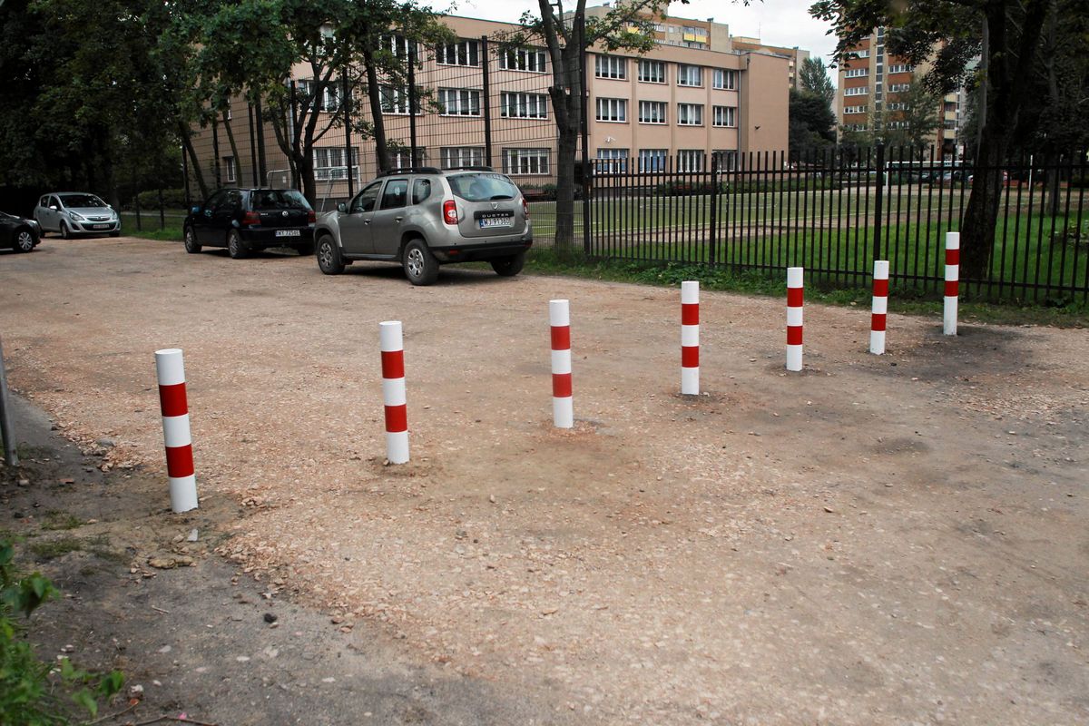 Warszawa choruje na słupkozę. "Wyrastają jak grzyby po deszczu"